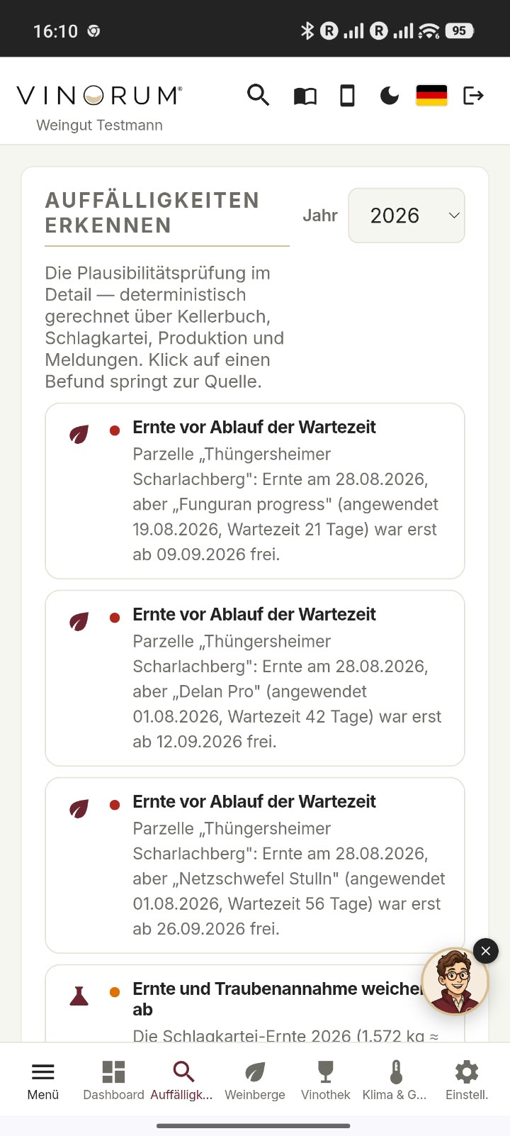 Auffälligkeiten erkennen, Jahrgang 2026: drei Befunde „Ernte vor Ablauf der Wartezeit“ mit Parzelle, Mittel und dem Datum, ab dem die Ernte frei war — jeder Befund führt per Klick an seine Quelle